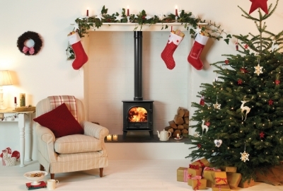 How to Decorate Your Fireplace at Christmas